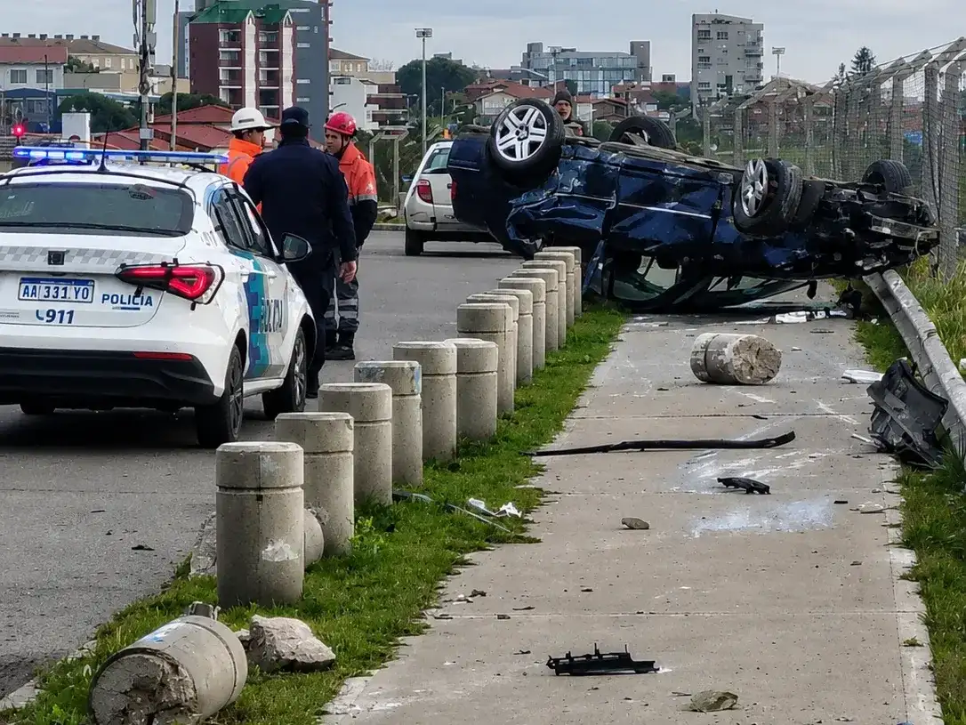De acuerdo con las primeras reconstrucciones, el automovilista circulaba en dirección sur-norte cuando perdió el control del vehículo tras intentar una maniobra de sobrepaso en un sector donde había agua acumulada sobre la calzada.