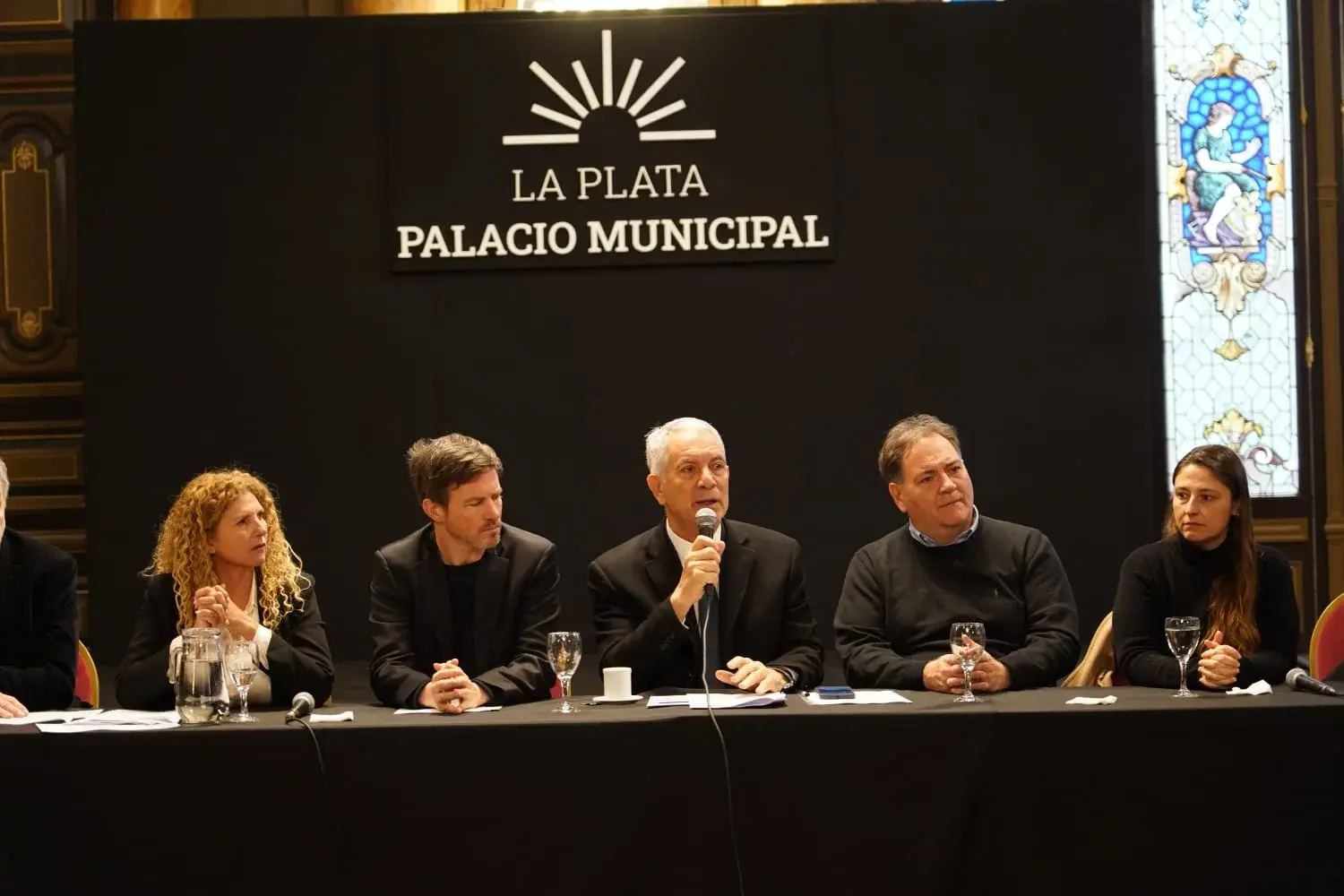 Alak quiere reactivar el Aeropuerto de La Plata