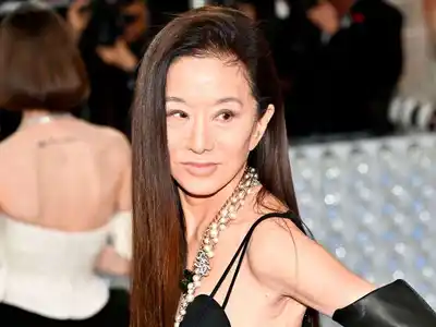 Vera Wang sorprende con sus 76 años.