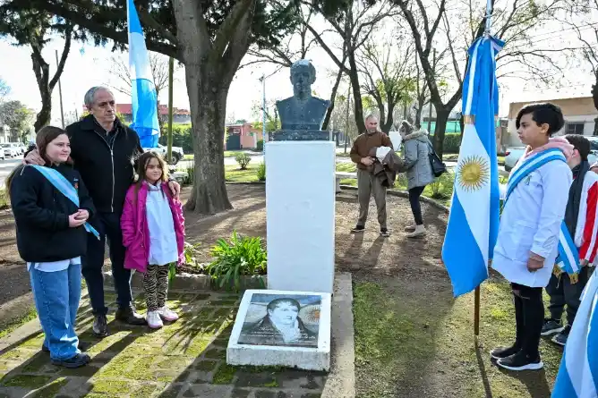 Más de 600 estudiantes prometieron lealtad a la Bandera en un emotivo homenaje a Manuel Belgrano