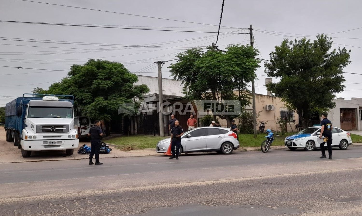 Triple choque entre una moto, un auto y un camión: el motociclista fue hospitalizado de urgencia