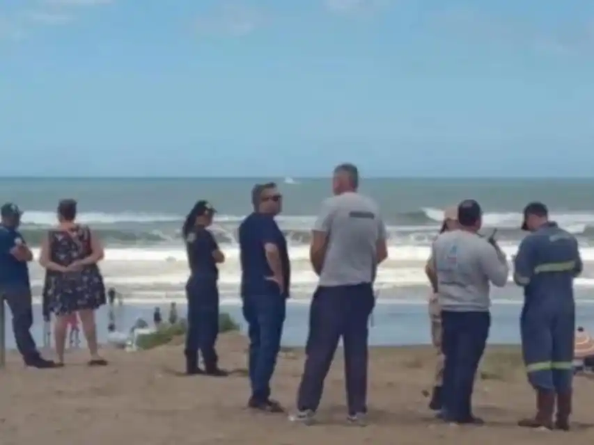 Desesperada búsqueda de un joven desaparecido en el mar.