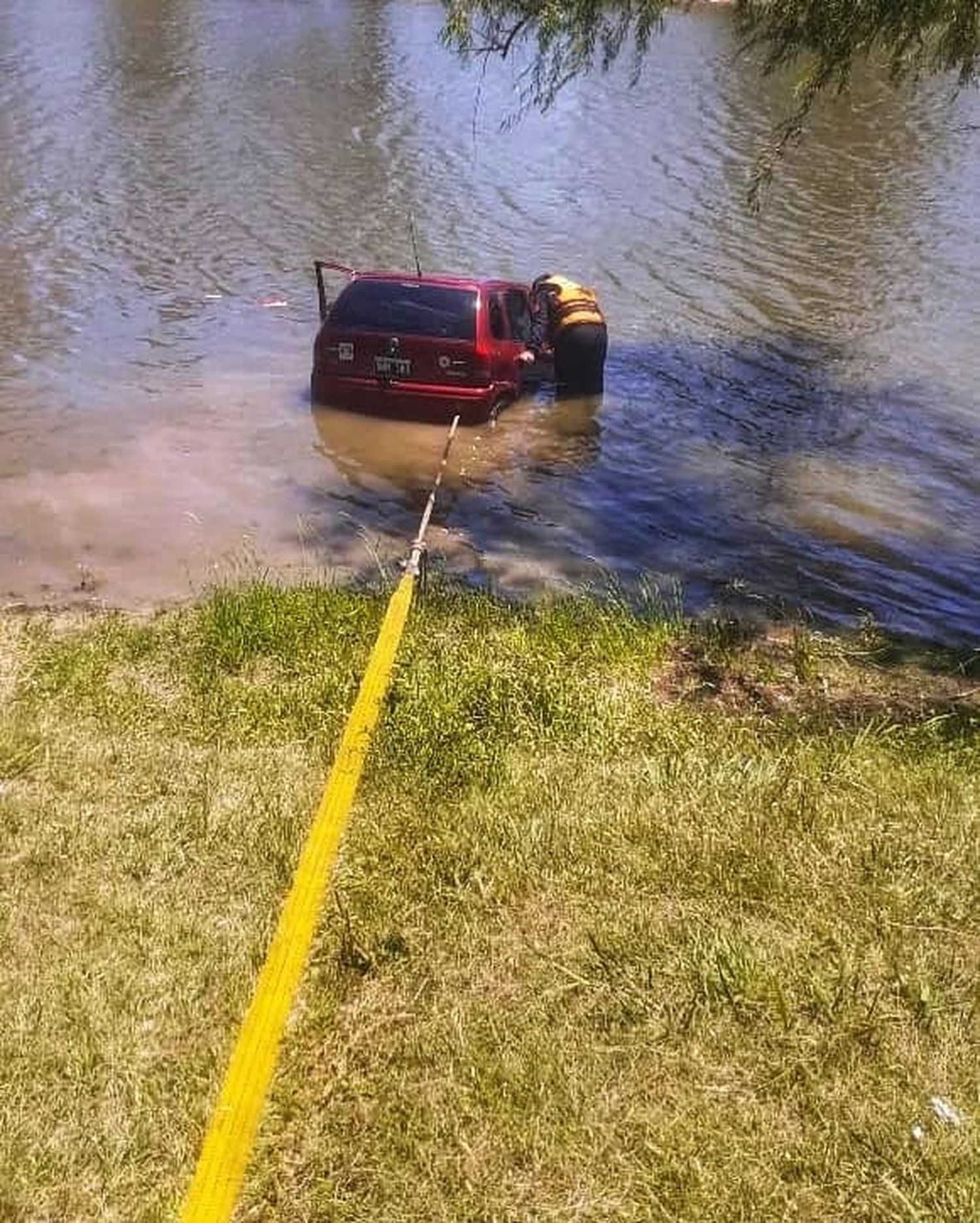 Un auto cayó al agua en la costanera