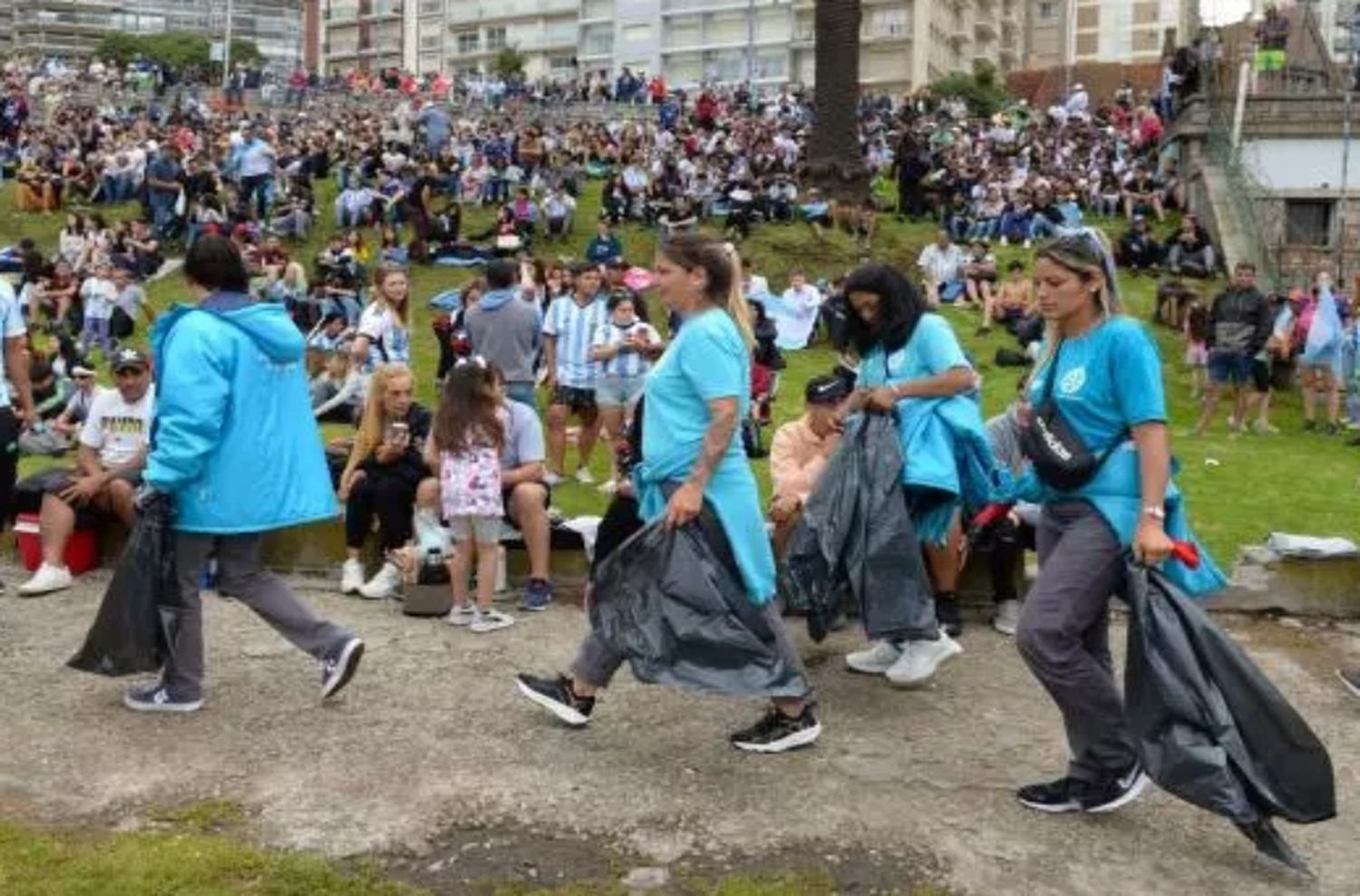 El Municipio realizó tareas de limpieza en el Arena Fest, que congregó una gran cantidad de hinchas a pesar de la lluvia