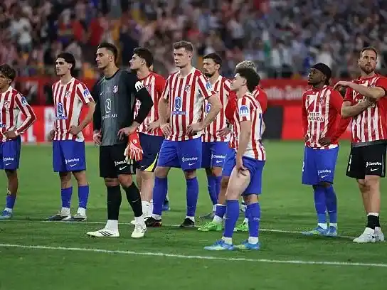 La desazón de los jugadores del Atlético tras la derrota.