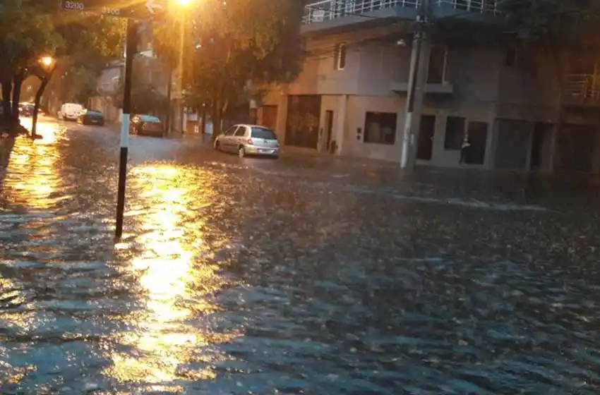 La abundante lluvia en corto plazo inundó las calles de Rosario
