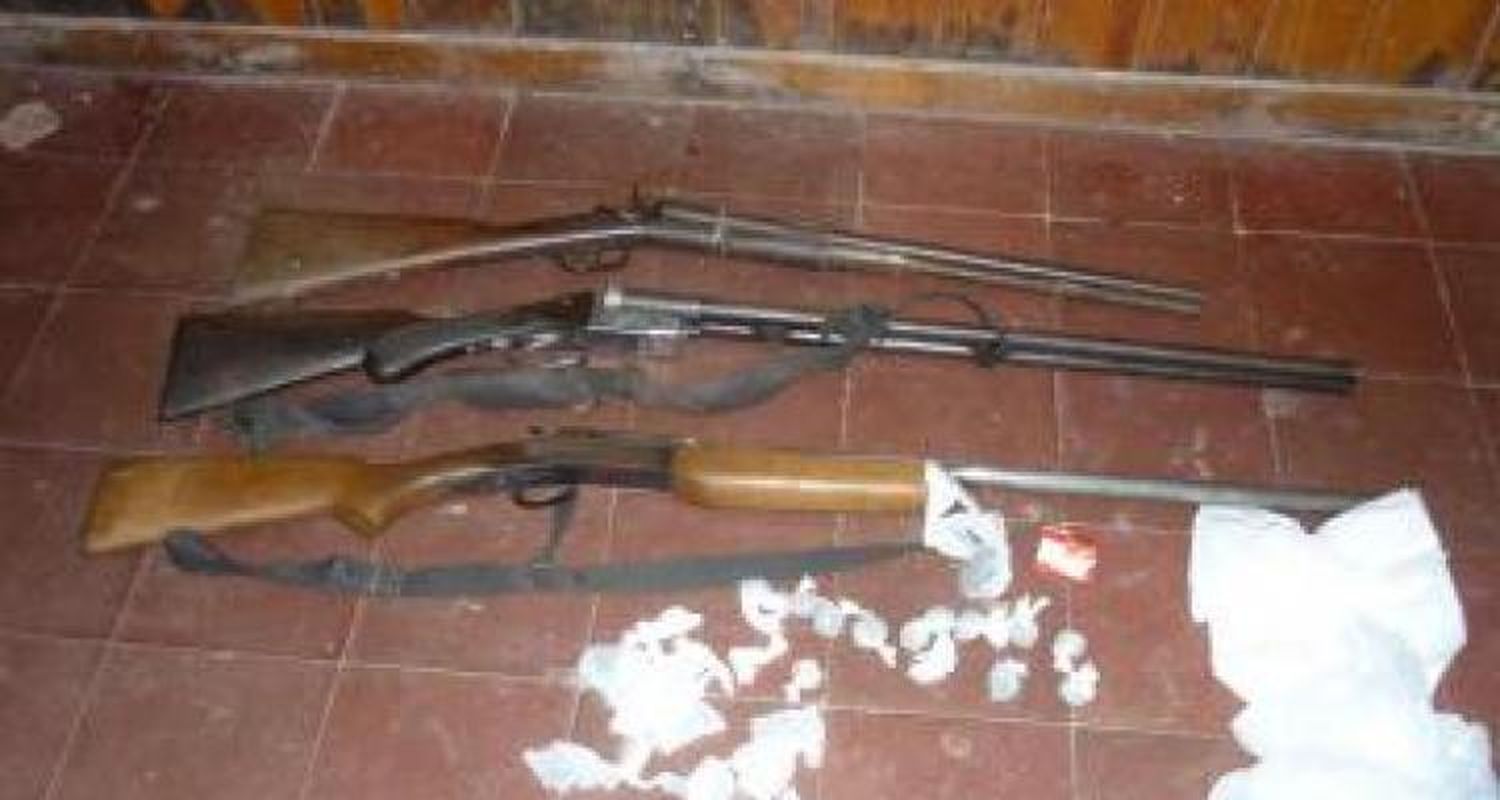 Secuestran drogas, armas y detienen a una persona