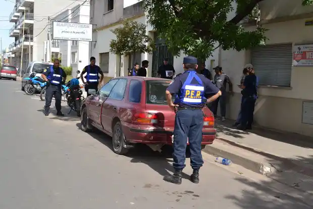 Buscan a tres delincuentes que asaltaron a mano armada un local de indumentaria