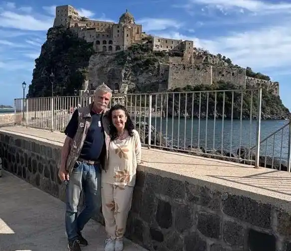 Marisa y Gerardo con una vista privilegiada del Castillo Aragonés-