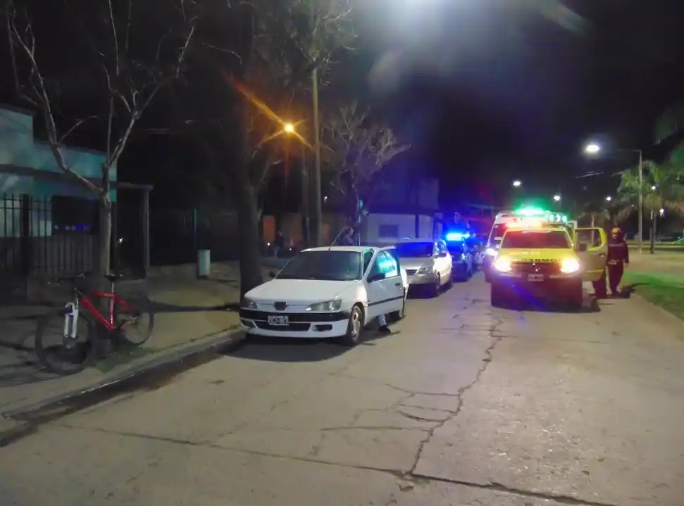 A las 20.28, se registró un accidente en Ayacucho y Sarmiento, entre un auto y una bicicleta. Crédito: Bomberos de Venado Tuerto.