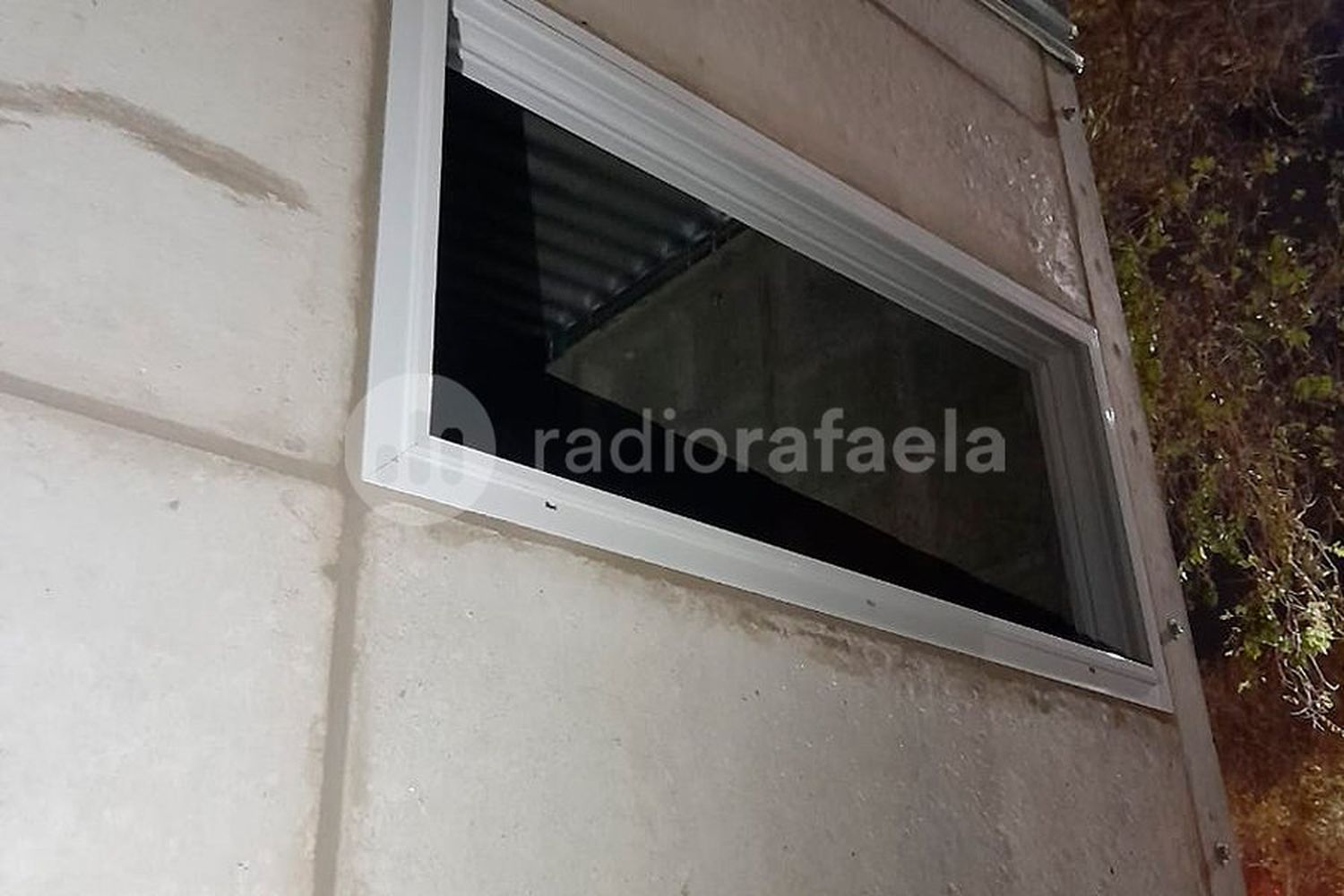 Increíble: robaron las ventanas de un baño un club rafaelino