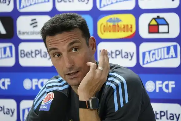 Scaloni caliente: "Él y los cinco del VAR vieron penal, el resto no"