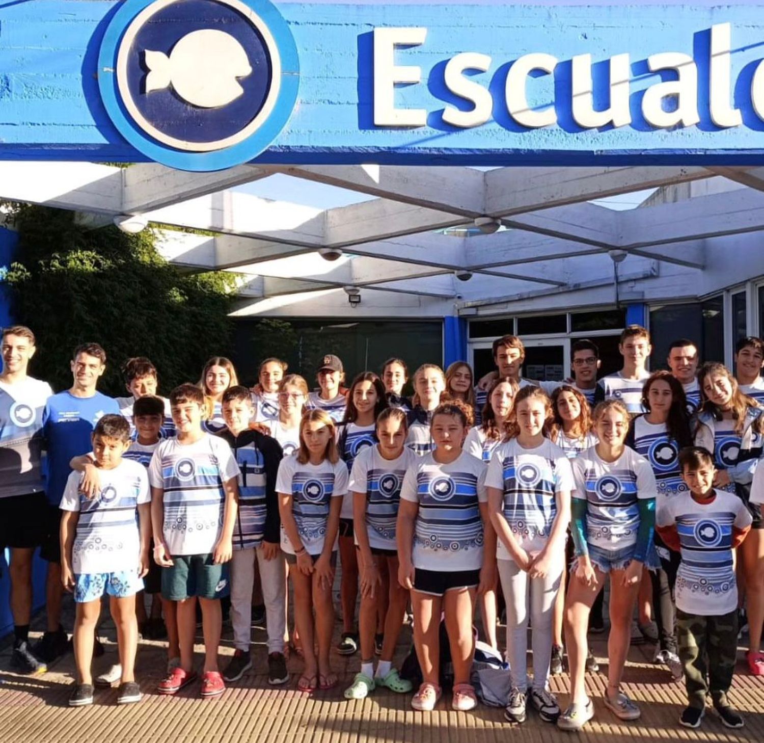 La delegación de nadadores tandilenses rumbo a Mar del Plata.