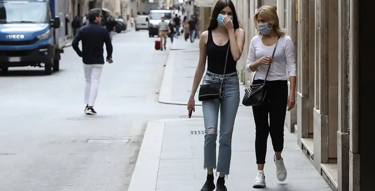 Italia planea aplicar la tercera dosis de vacuna a toda la población