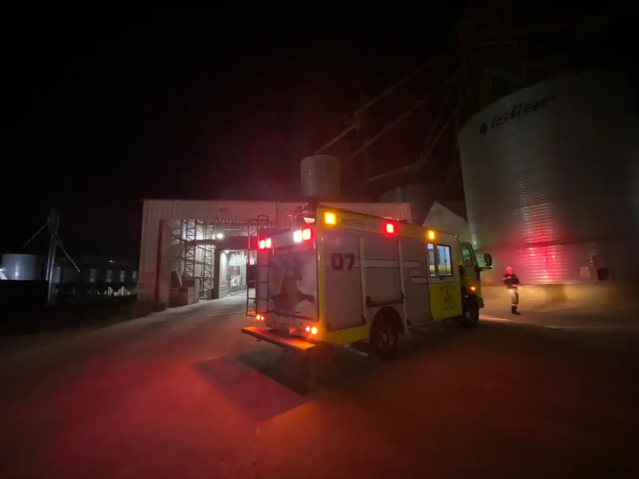 Los servidores públicos trabajaron por varias horas en la planta ubicada en Ruta 33.