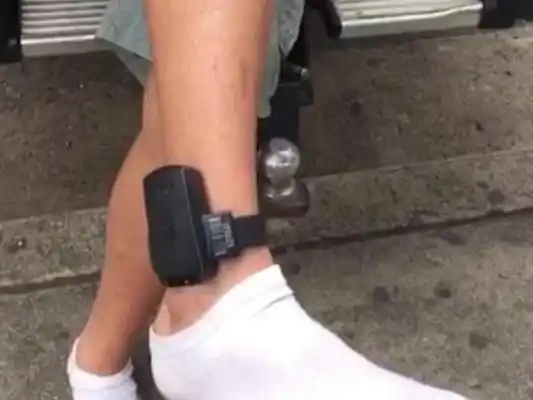 Revocaron la domiciliaria a una condenada por narcotráfico por daños a su tobillera electrónica