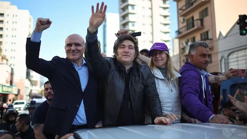 Javier Milei junto a su equipo
