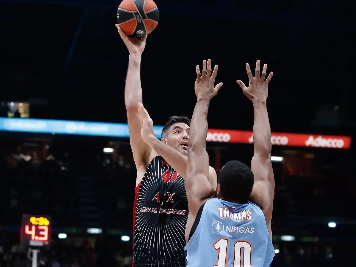 Destacada actuación de Scola en Italia