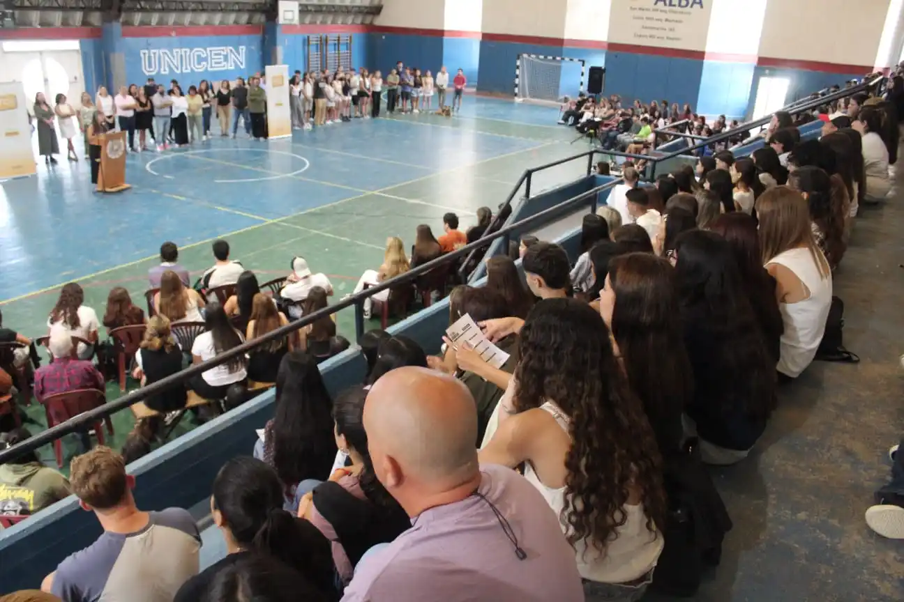La bienvenida a los ingresantes en el gimnasio del Campus Universitario de Tandil.