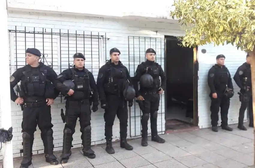 Aprehendieron a dos hombres por robar a mano armada un supermercado