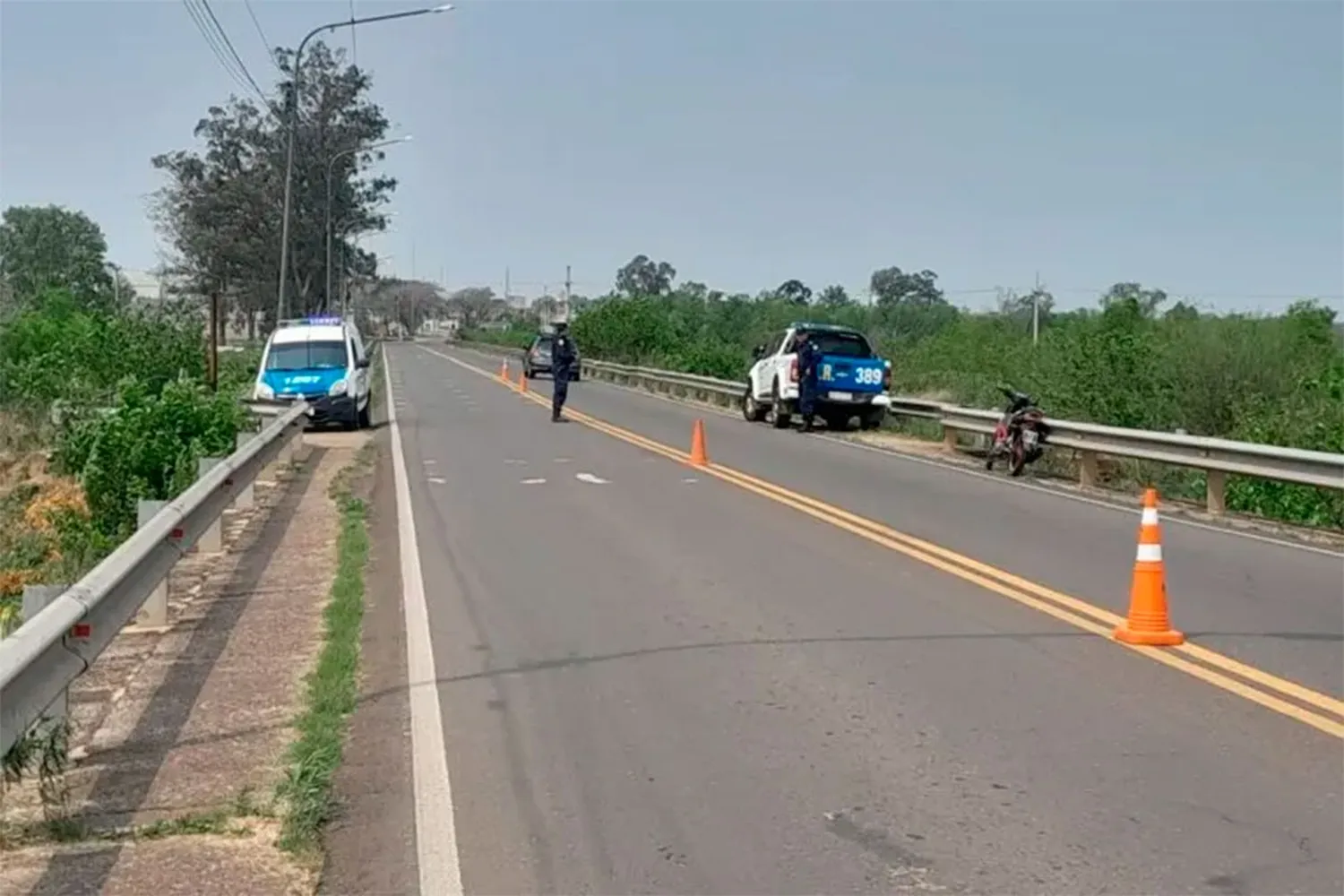 Un motociclista cayó de un puente tras un accidente con otra moto