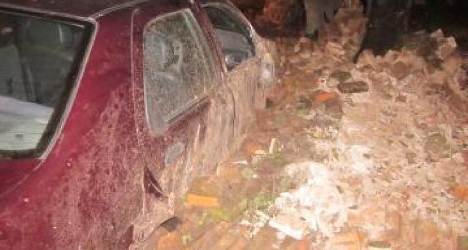 Cayó un tapial sobre un automóvil