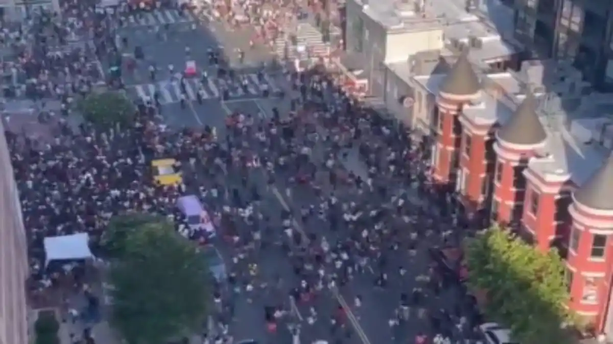 TIROTEO EN EE.UU. deja un adolescente muerto y tres heridos, entre ellos un oficial de la policía