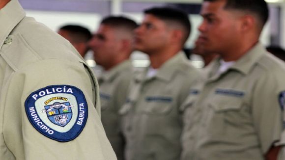 Tres efectivos de PoliBaruta detenidos por homicidio