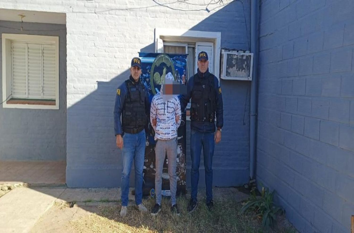 Atrapan a una persona que había intentado arrojar a un menor desde un edificio
