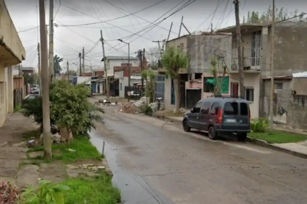 Motoqueros asesinaron a balazos a un joven e hirieron a otros dos