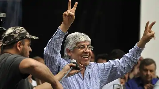 Moyano obtuvo un bono navideño de $2.500 y levantó las amenazas de paro