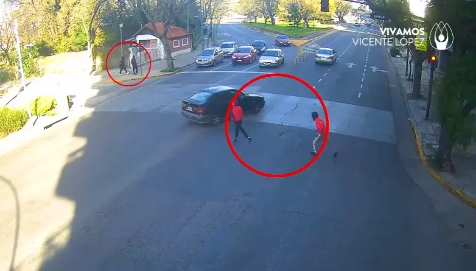 Las cámaras siguieron a los dos sospechosos mientras escapaban del lugar.
