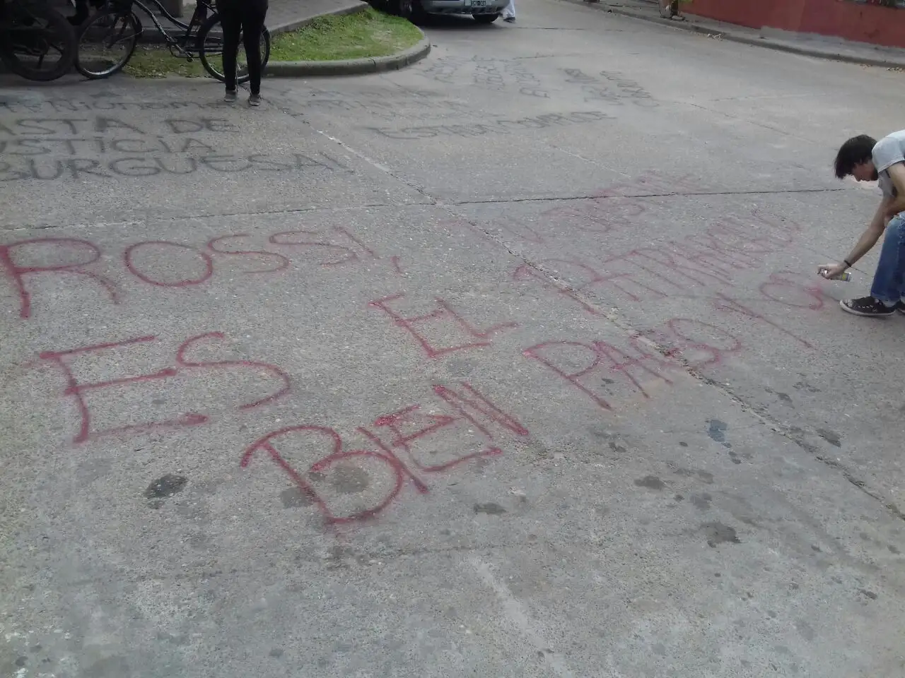 VIDEO: fuertes pintadas en la casa del Juez Rossi