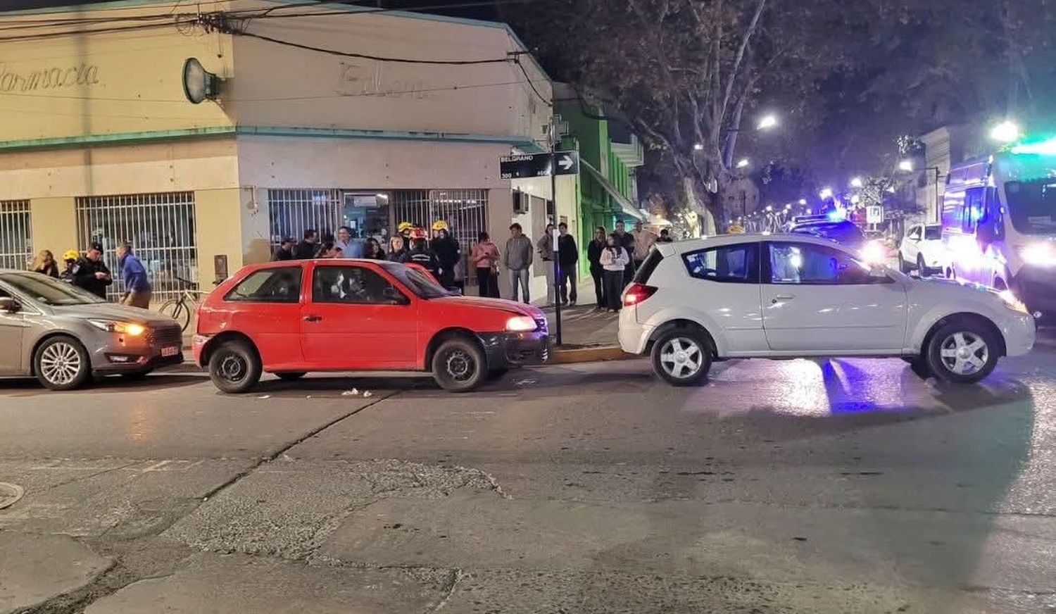 Los tres automóviles involucrados en el sorpresivo choque en cadena. Foto: Radio Jota