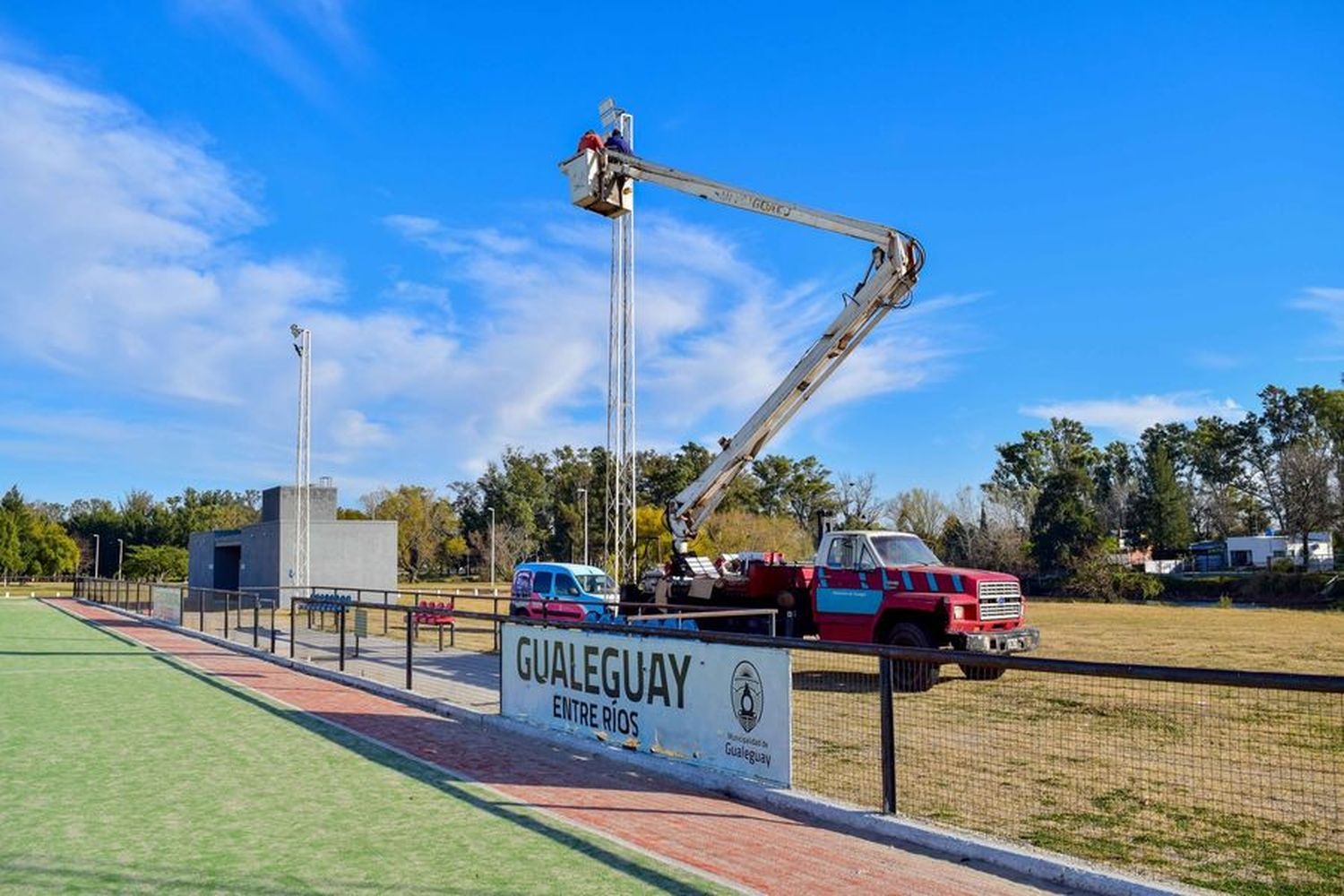 Se colocaron luminarias en la Cancha de Hockey