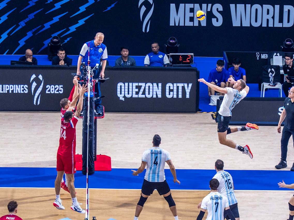 Triunfazo argentino 3 a 2 ante Francia para meterse en octavos del Mundial de Filipinas.Foto:FEVA