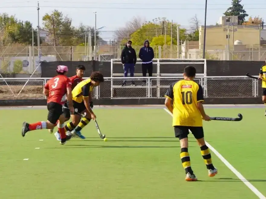 Una imagen del partido frente a Corrientes Hockey.