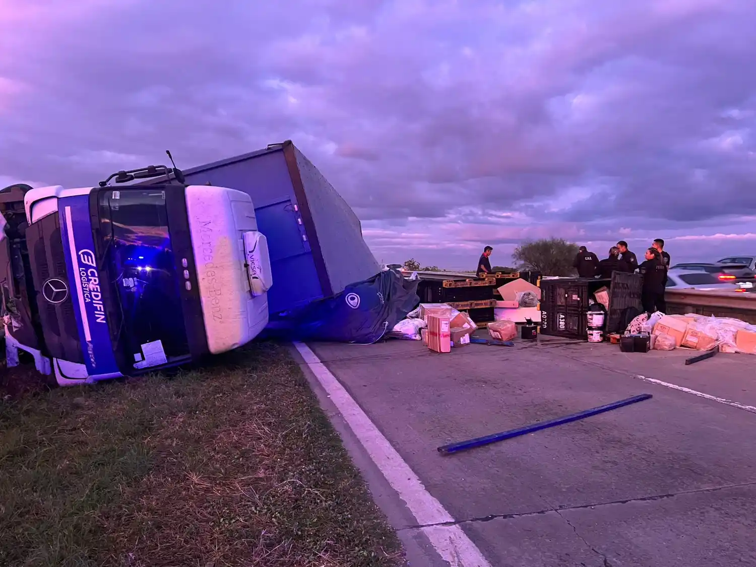 Por un ataque a piedrazos, volcó un camión en Circunvalación Oeste y el tránsito quedó cortado
