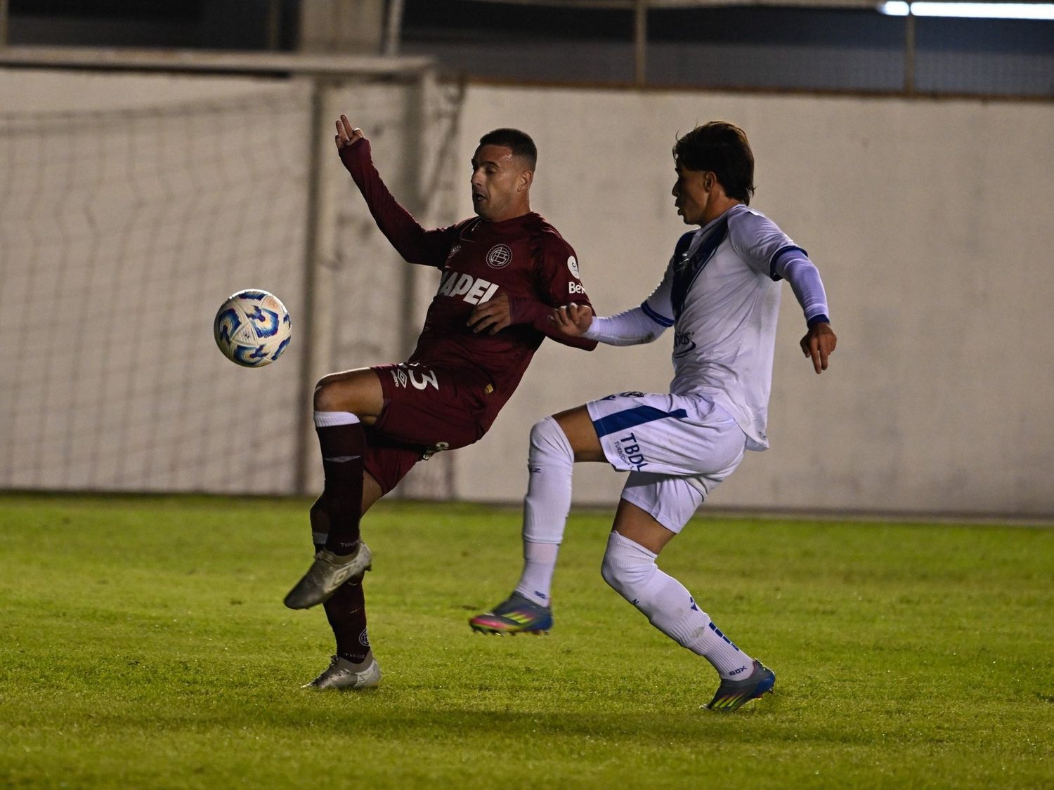 Lanús pegó de entrada y dejó en el camino a Vélez