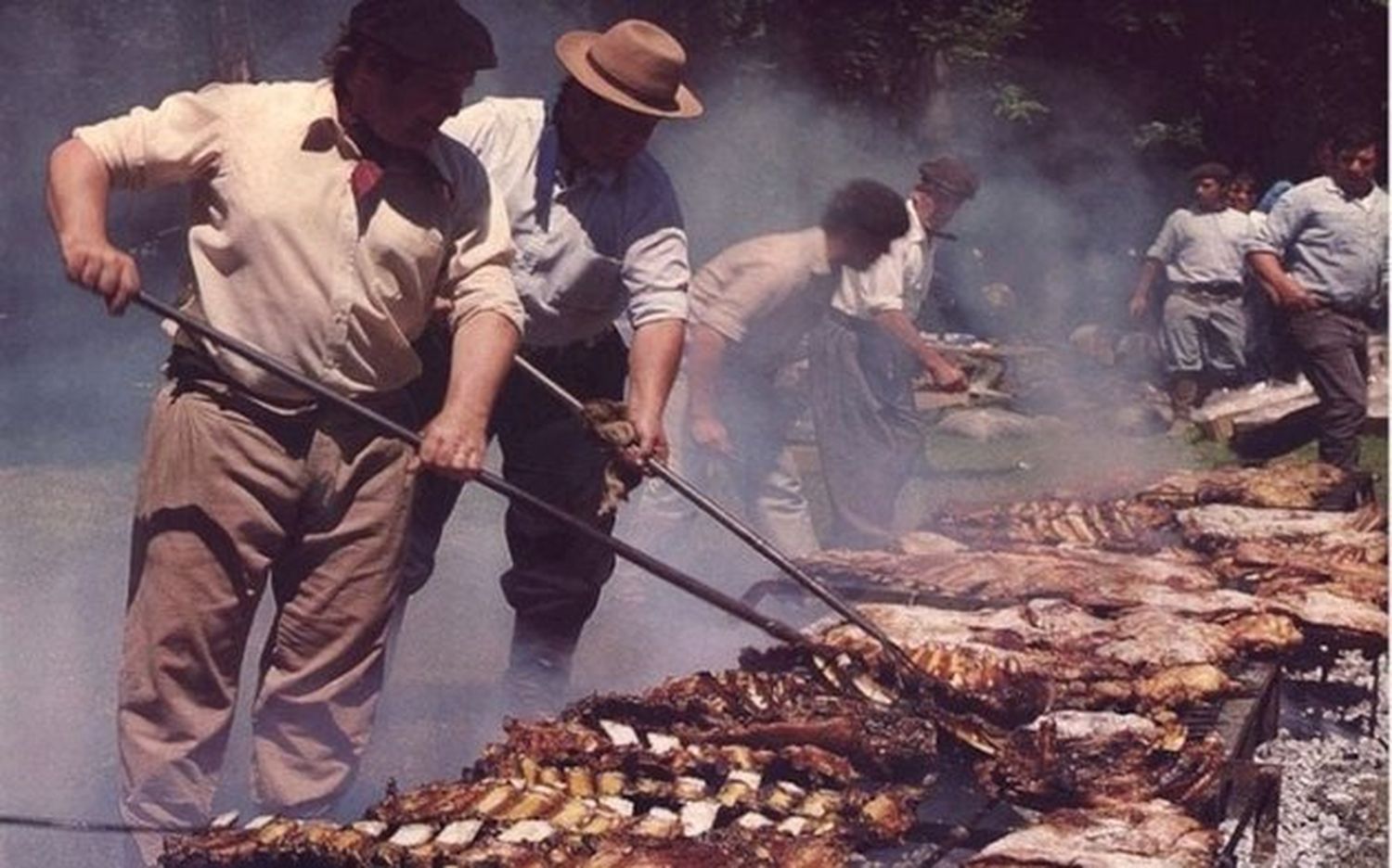 Cuatro cantinas de clubes locales realizarán asados.