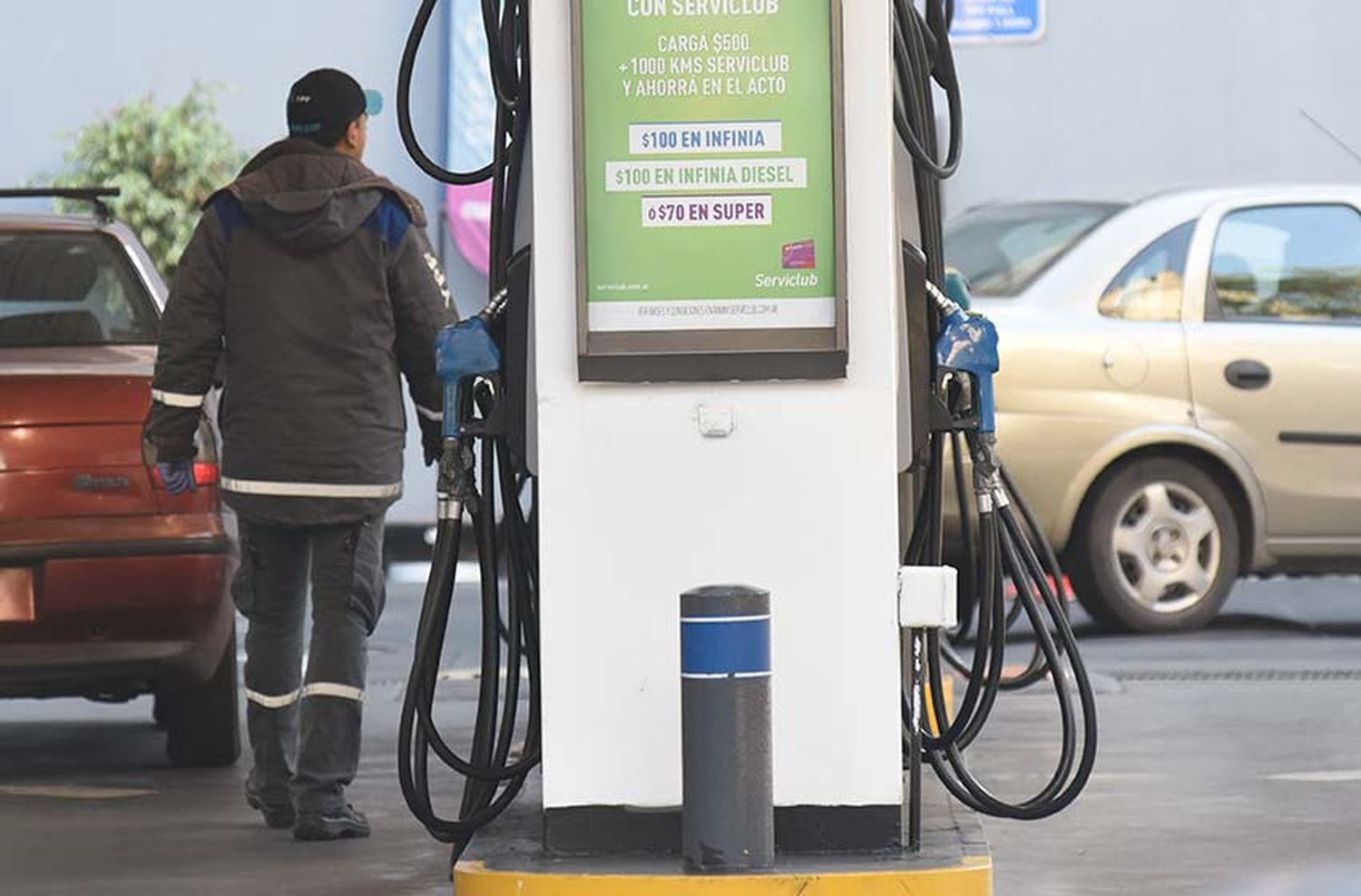 Las estaciones de servicio vuelven a amenazar con dejar de vender con tarjetas