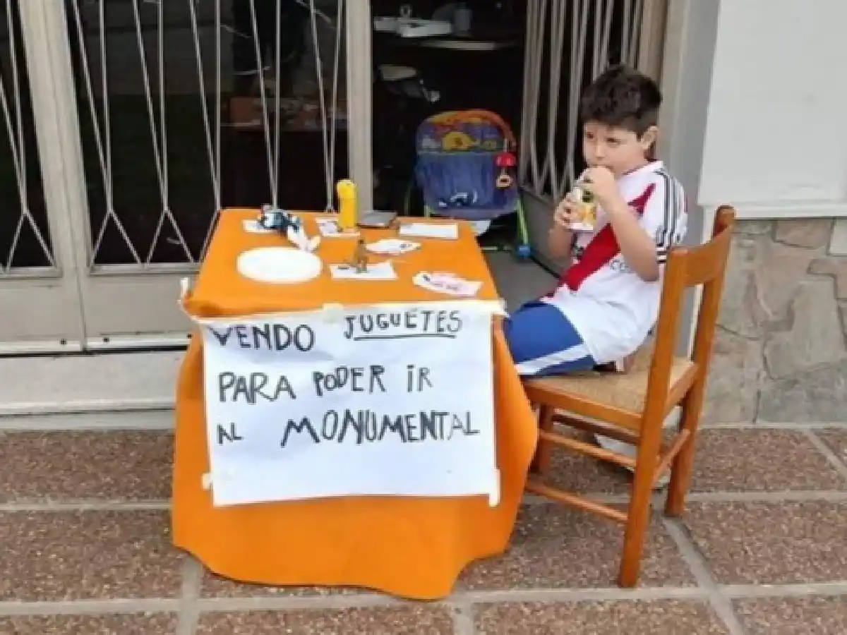 Niño fan de River vende sus juguetes para ir al Monumental