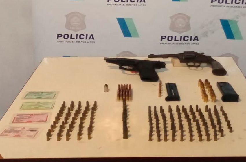 A los gritos en un balcón: detienen a un joven que tenía armas y plantaciones de marihuana