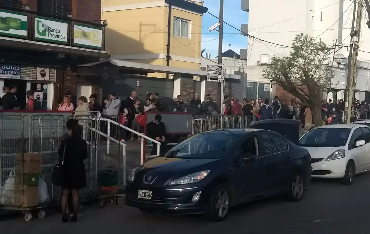 Largas colas en el segundo supermiércoles del Banco Provincia con 50% de descuento