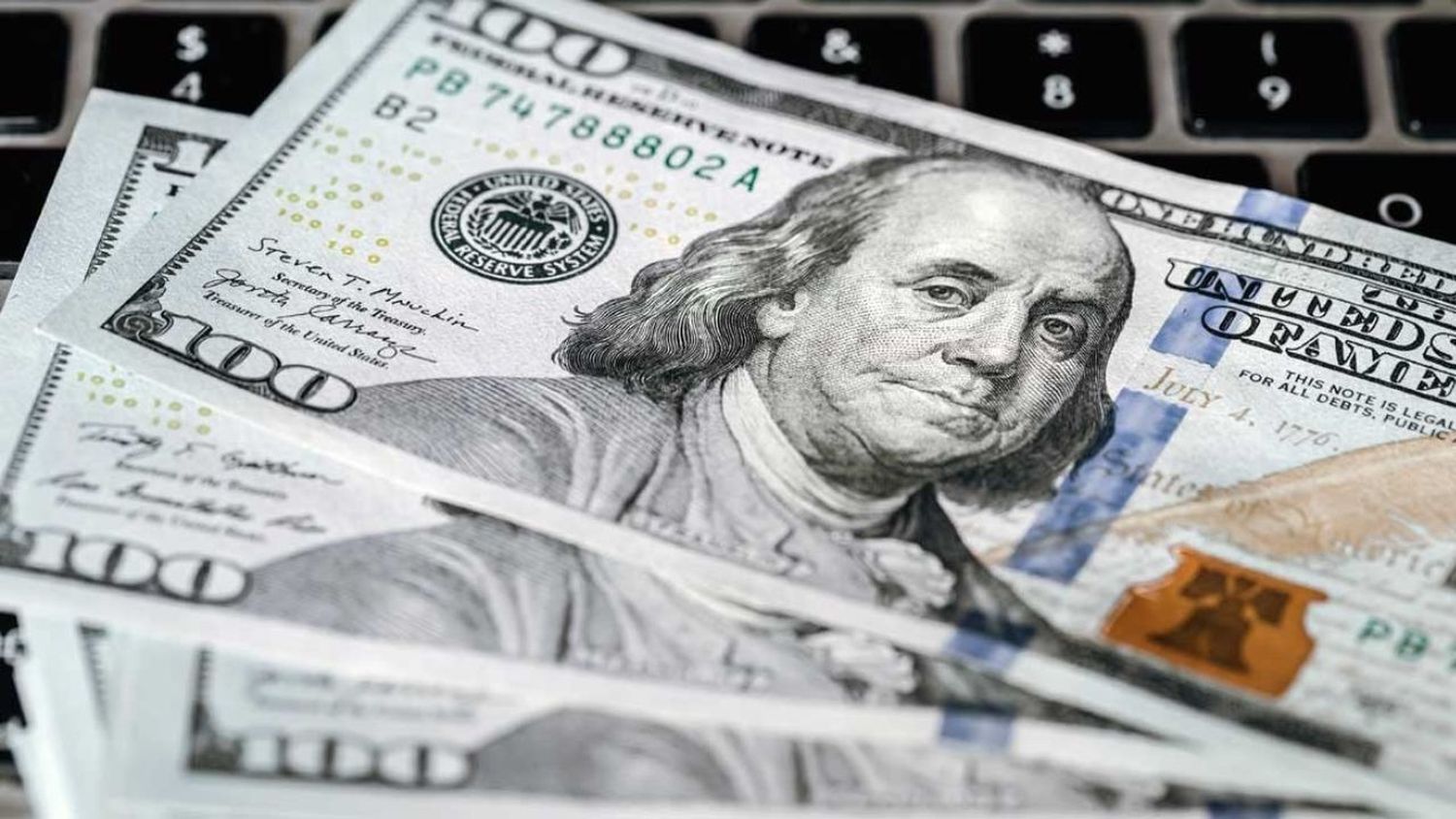 Dólar imparable: el «blue» llegó a los $ 420 este martes