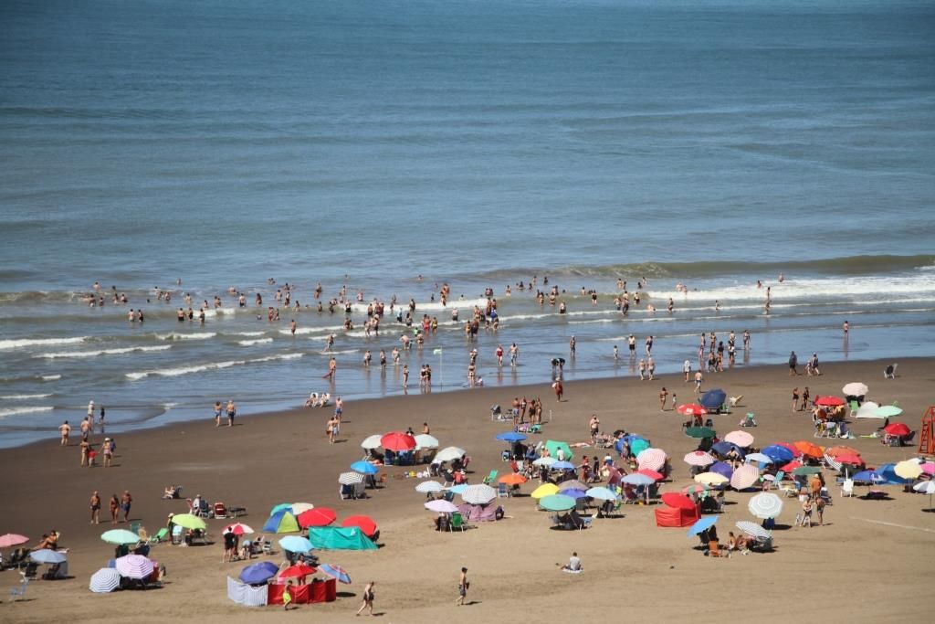 Arena y sol, el mar azul