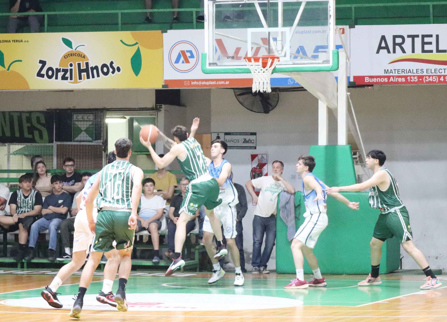 Estudiantes se quedó con el primero ante Ferro y van por el segundo partido