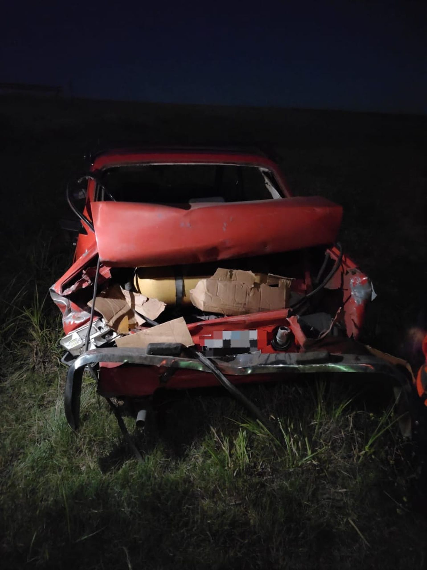 El Renault 12 quedó destrozado tras el impacto.