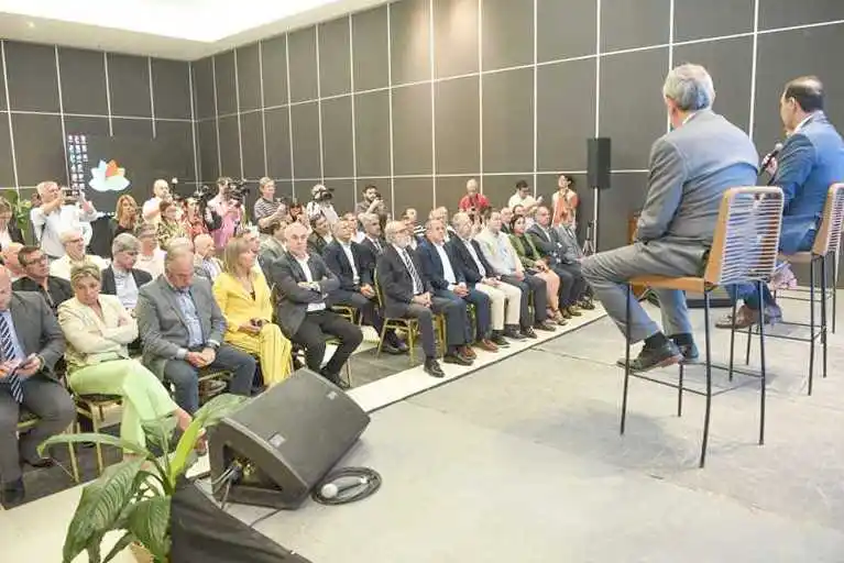 Hidrovía Paraná-Paraguay: el litoral impulsa
una agenda común sobre energía y logística