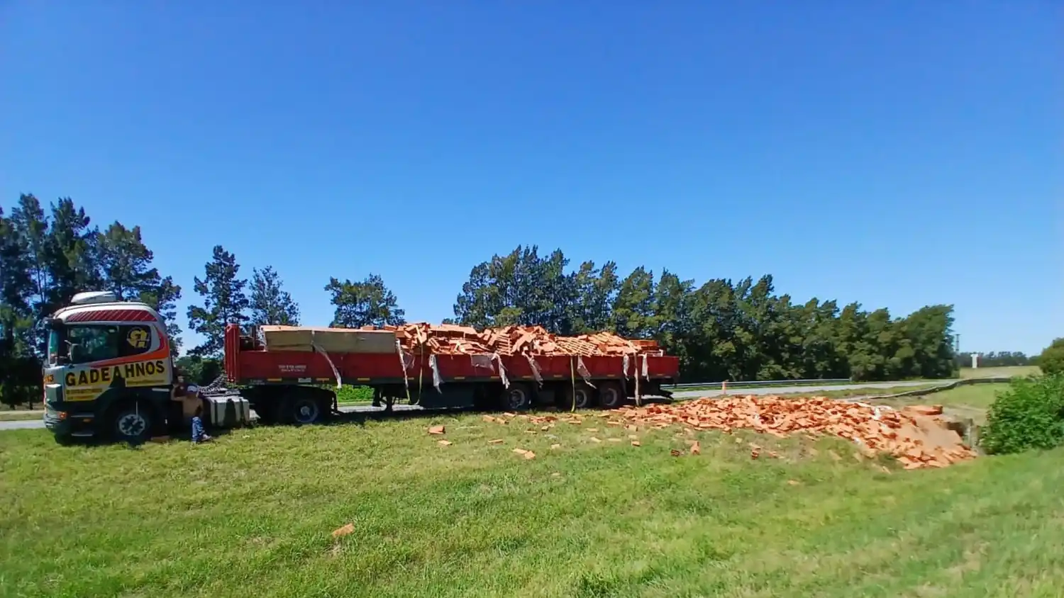 El camión perdió parte de la carga sobre el cantero central de la autopista de la Ruta 9.